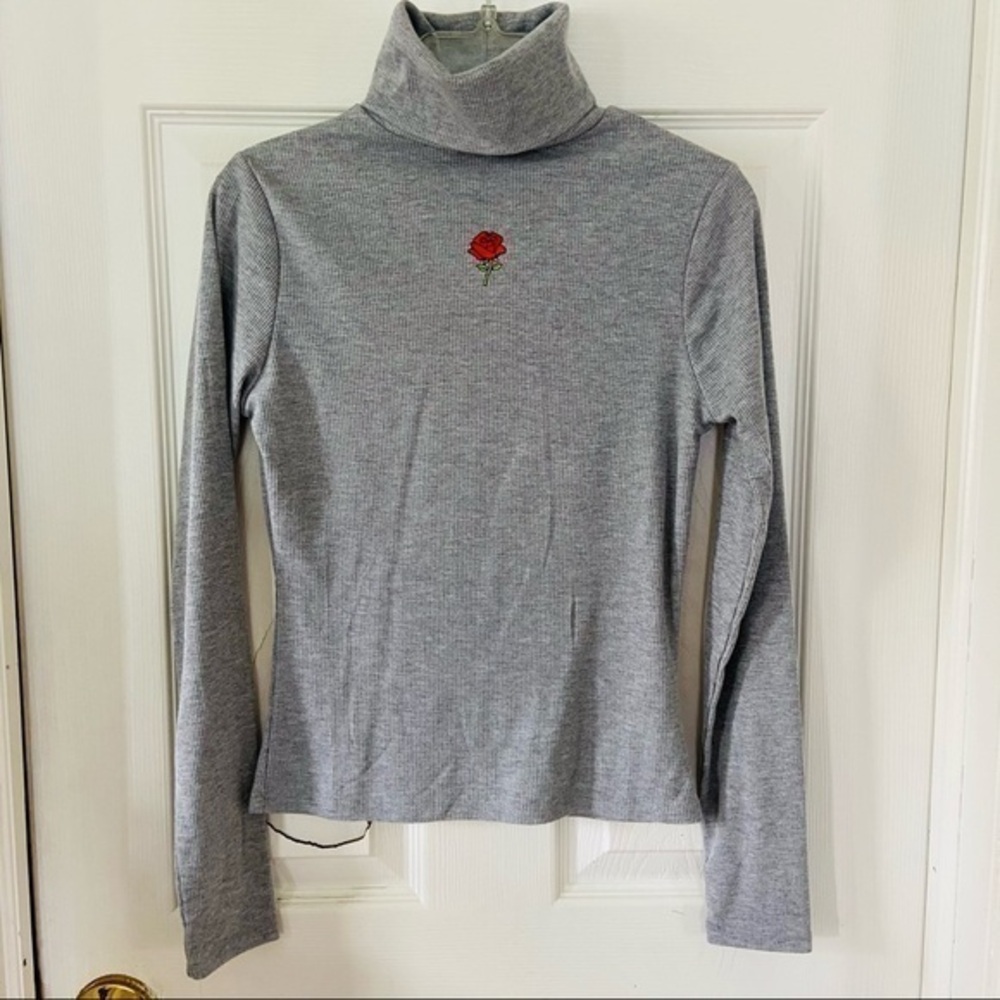 NWT grey ribbed floral rose embroidered Y2K stretch turtle neck SIZE small